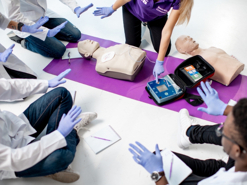 Formazione in aula durante corso di primo soccorso con partecipanti e istruttore